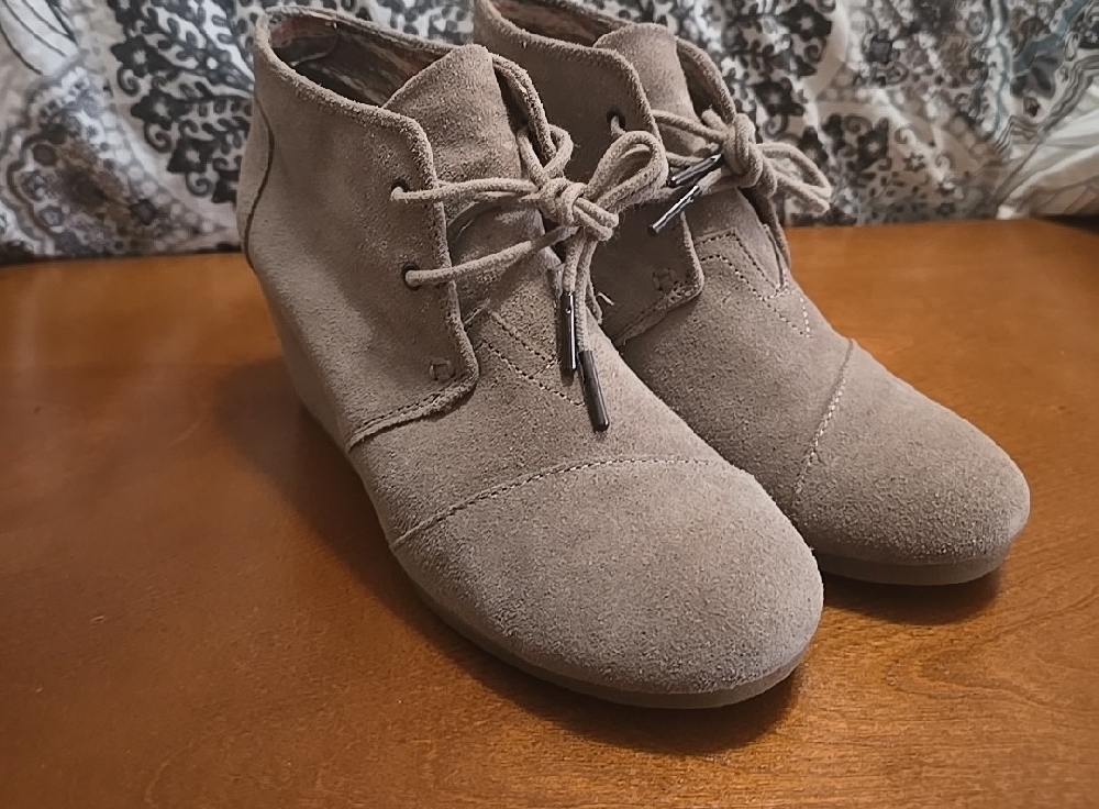 Toms Size 8.5 Desert Sand Tan Suede Wedge Ankle Boots